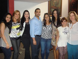 La Dra. Linda Rincón y la Dra. Marisela Cemborain, con adjuntos y residentes de la Cruz Roja venezolana.